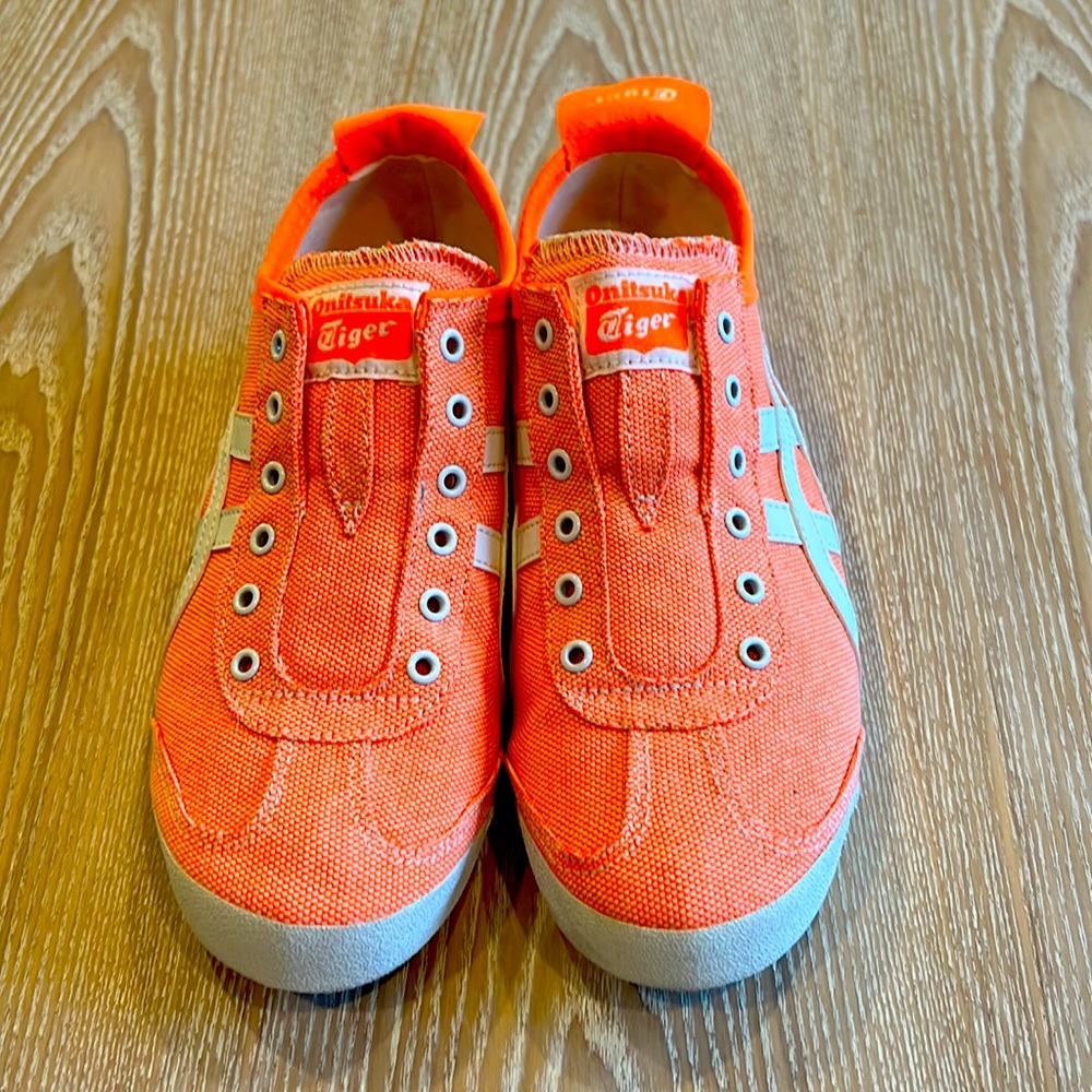 Beautiful like new Onitsuka Tigers. Size 6. Orange colored.